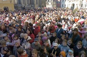 Guinness-rekord: 2200 kisgyerek nekelt egytt Sopron ftern